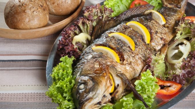 Карп с начинкой из овощей и бекона, запеченный в духовке Карп с начинкой из овощей и бекона, запеченный в духовке