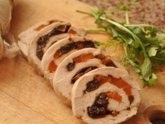 Куриное филе, фаршированное фруктами