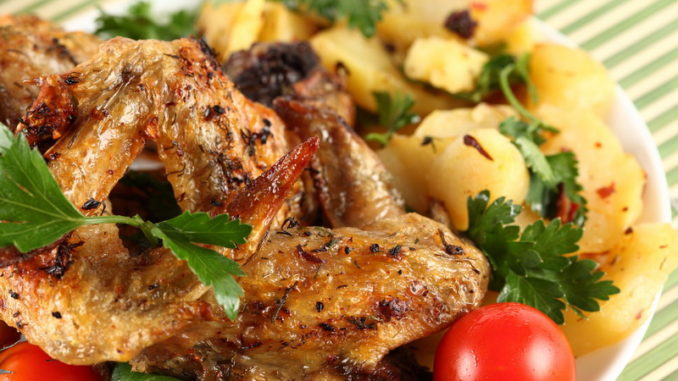 Куриные крылышки, запеченные с картофелем Куриные крылышки, запеченные с картофелем