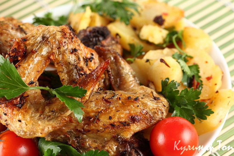 Куриные крылышки, запеченные с картофелем