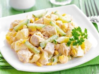 Легкий салат с куриной грудкой и кукурузой