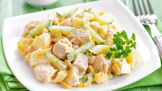 Легкий салат с куриной грудкой и кукурузой Легкий салат с куриной грудкой и кукурузой