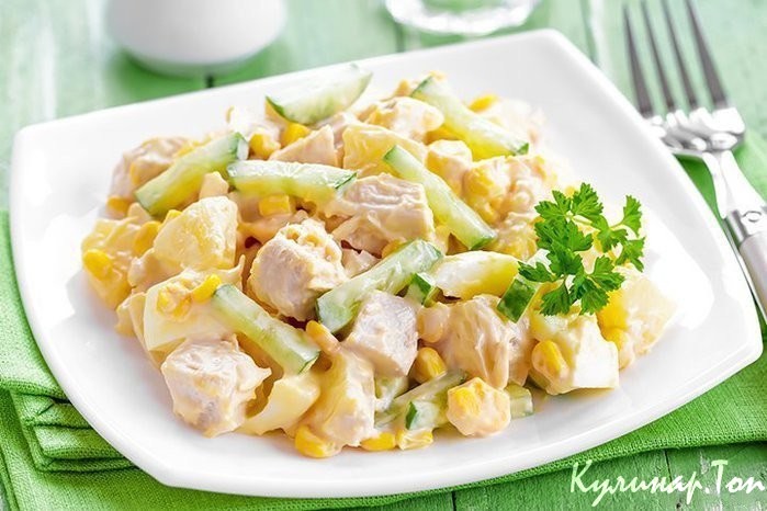 Легкий салат с куриной грудкой и кукурузой