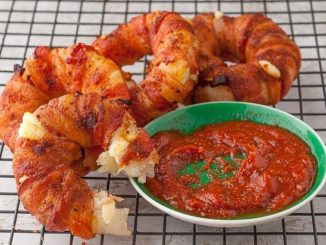 Луковые кольца с ананасом и моцареллой