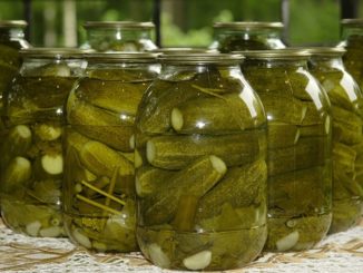 Маринованные огурцы с луком
