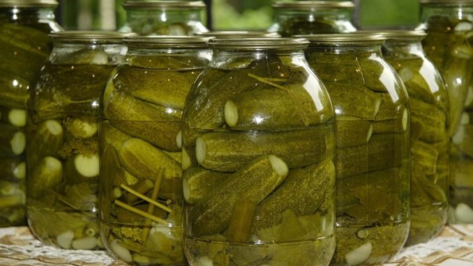 Маринованные огурцы с луком Маринованные огурцы с луком
