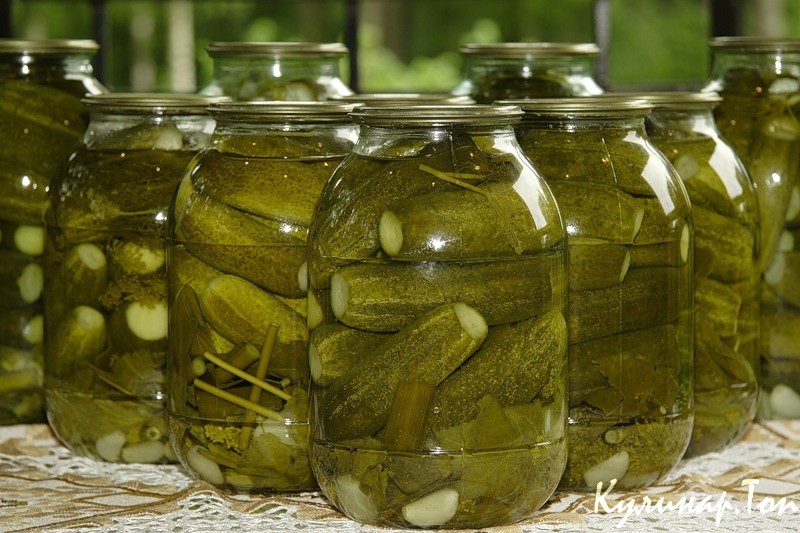 Маринованные огурцы с луком