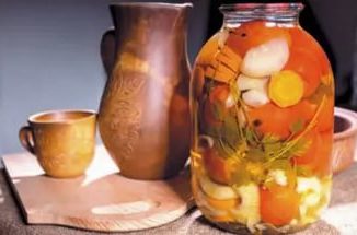 Маринованные помидоры с морковью и луком