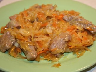 Мясо с капустой и грибами