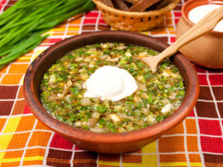 Окрошка с говядиной и жареным картофелем