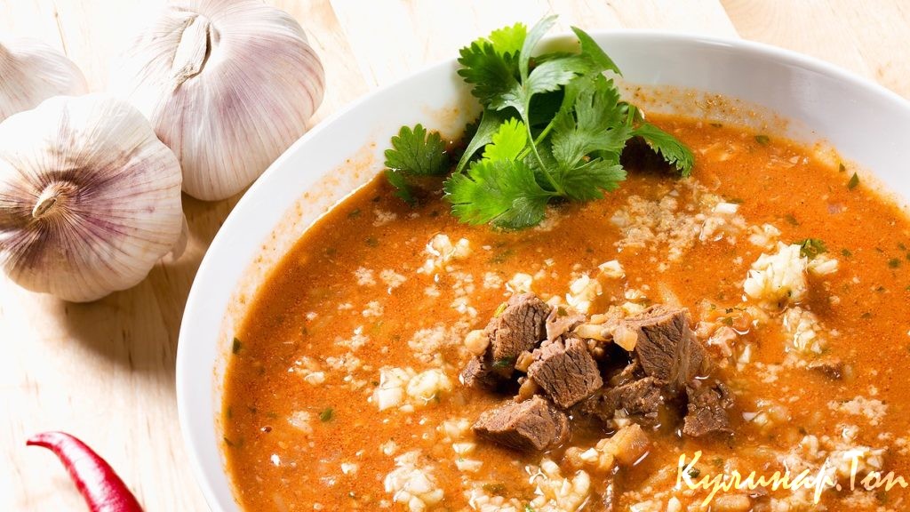 Острый суп из говядины с орехами