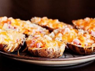 Печеный картофель с ветчиной и сыром