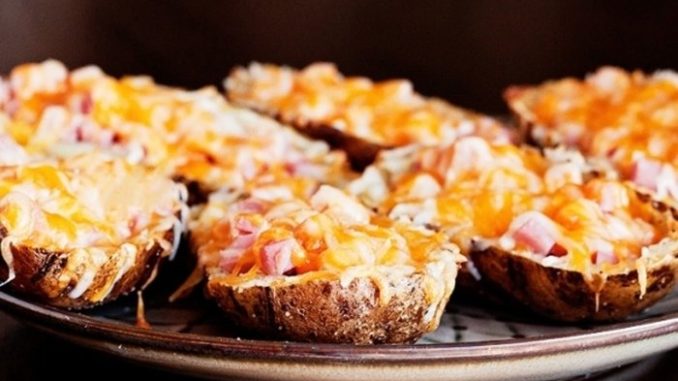 Печеный картофель с ветчиной и сыром Печеный картофель с ветчиной и сыром
