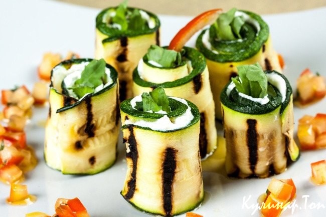 Роллы с цукини и козьим сыром