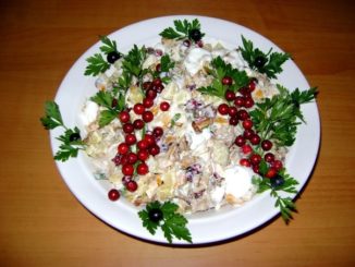 Салат грибной с клюквой
