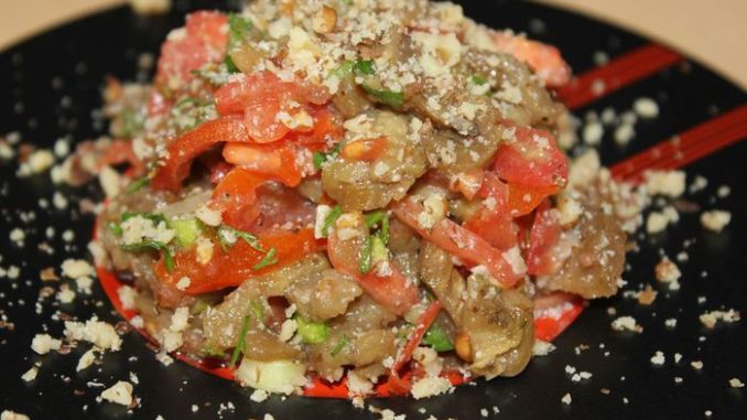 Салат из баклажанов с грецкими орехами Салат из баклажанов с грецкими орехами