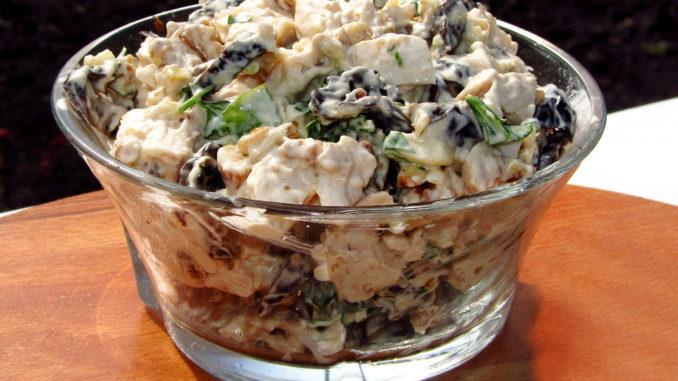 Салат из курицы с черносливом и кинзой Салат из курицы с черносливом и кинзой