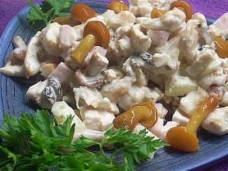 Салат из маринованных грибов с ветчиной и овощами