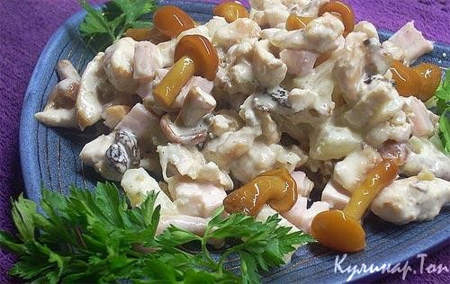 Салат из маринованных грибов с ветчиной и овощами Салат из маринованных грибов с ветчиной и овощами