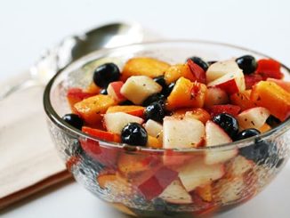 Салат из яблок, мандаринов и чернослива