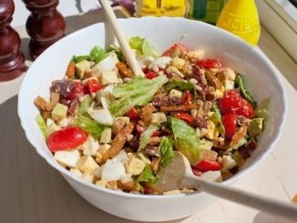Салат с колбасой и сухариками