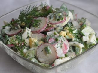 Салат с редиской и яйцом