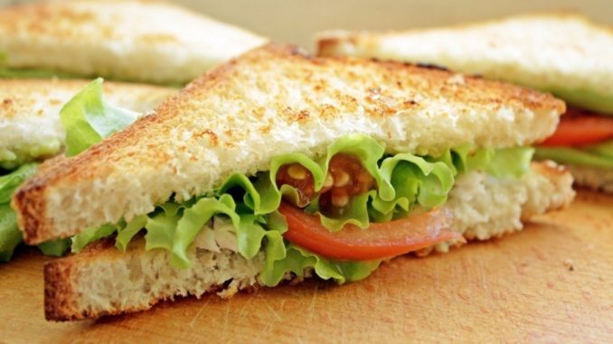Сэндвич с курицей и авокадо Сэндвич с курицей и авокадо