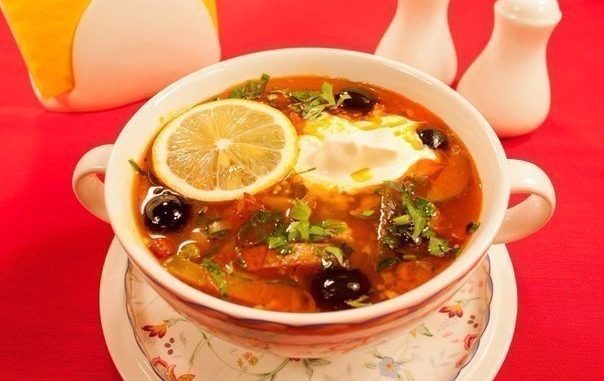 Солянка с копченой курицей Солянка с копченой курицей