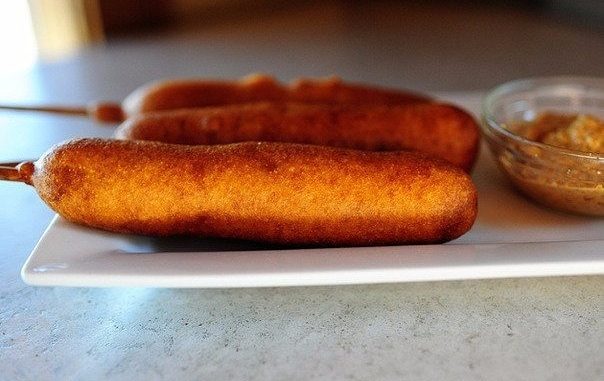 Сосиски и сыр на шпажках в тесте7 Сосиски и сыр на шпажках в тесте