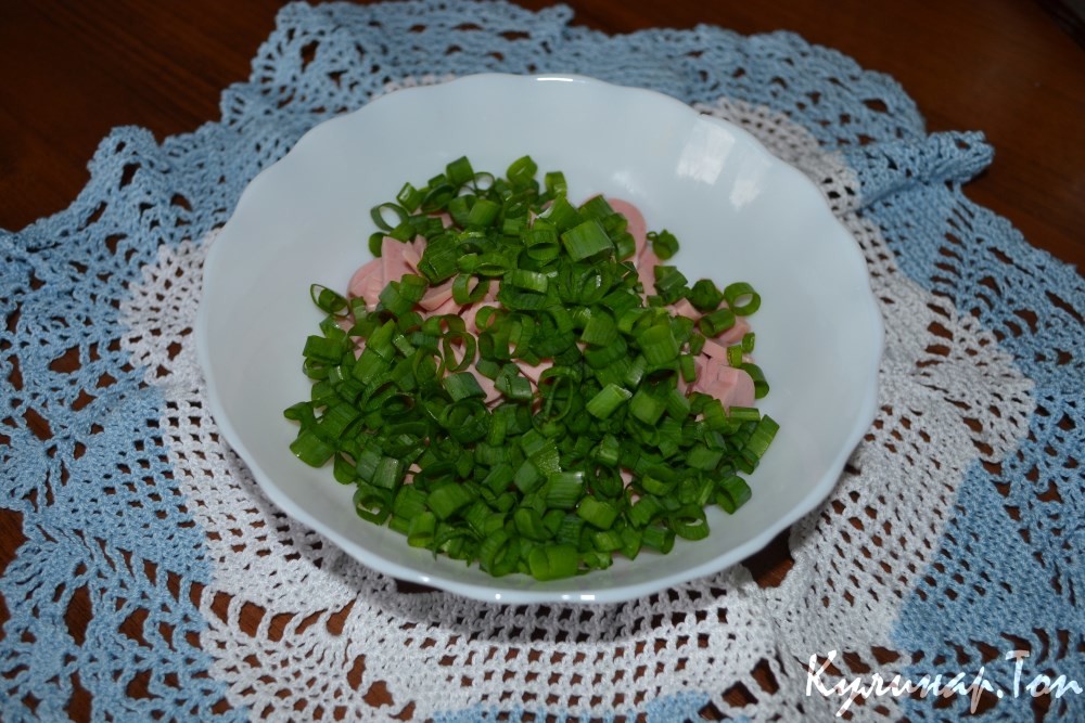 Сосиски с яйцами и сыром, запеченные в батоне