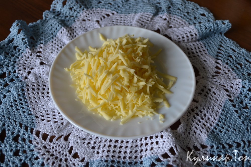 Сосиски с яйцами и сыром, запеченные в батоне