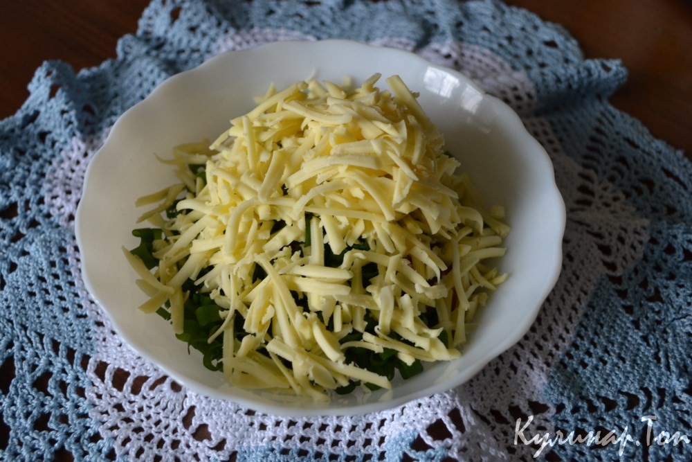 Сосиски с яйцами и сыром, запеченные в батоне