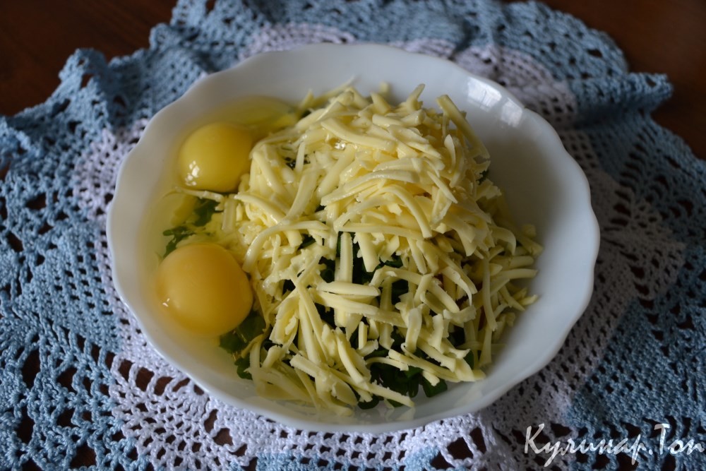 Сосиски с яйцами и сыром, запеченные в батоне