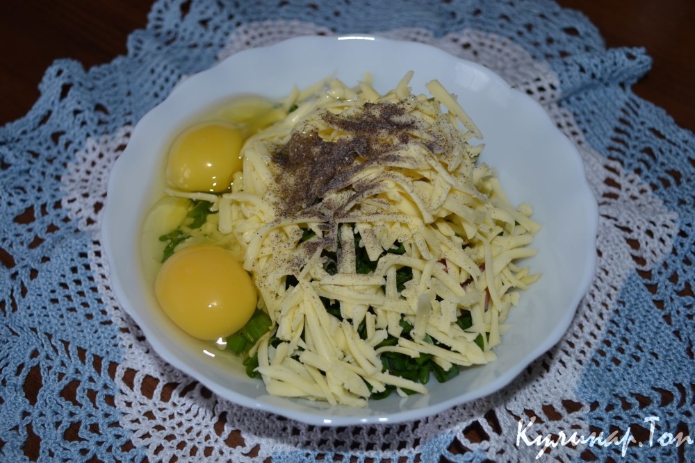 Сосиски с яйцами и сыром, запеченные в батоне