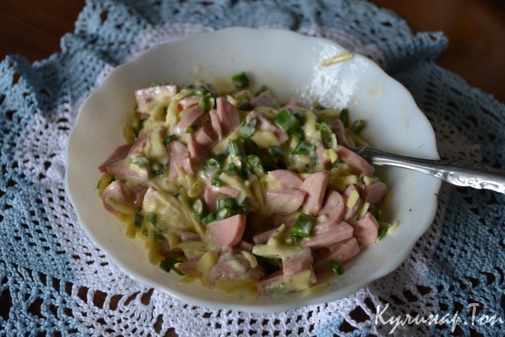 Сосиски с яйцами и сыром, запеченные в батоне