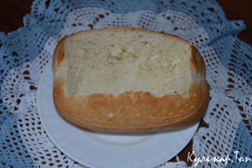 Сосиски с яйцами и сыром, запеченные в батоне