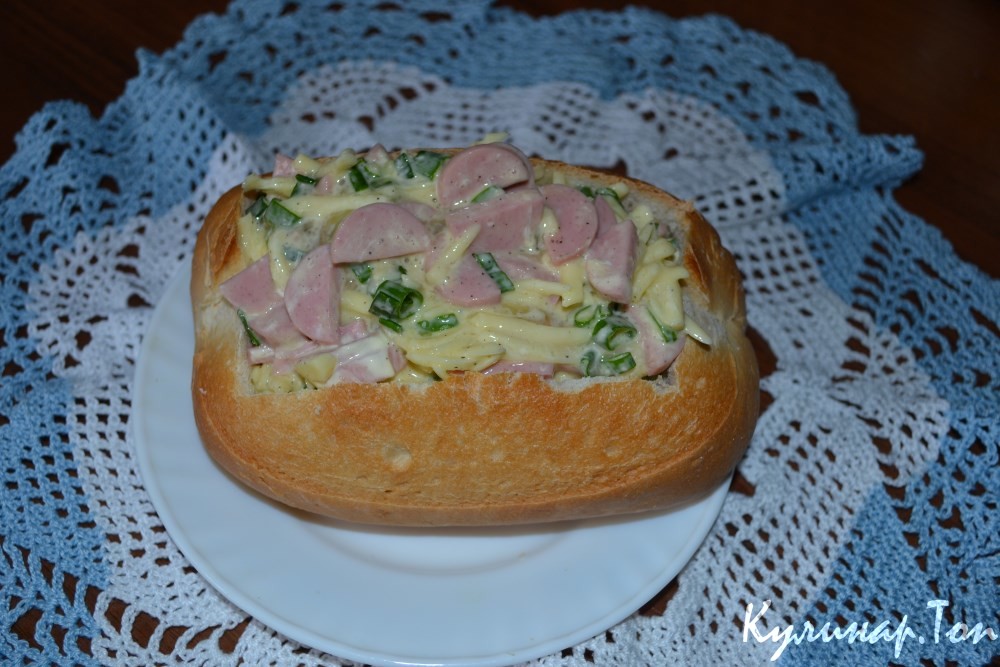 Сосиски с яйцами и сыром, запеченные в батоне