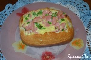 Сосиски с яйцами и сыром, запеченные в батоне