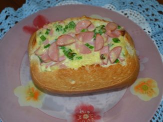Сосиски с яйцами и сыром, запеченные в батоне
