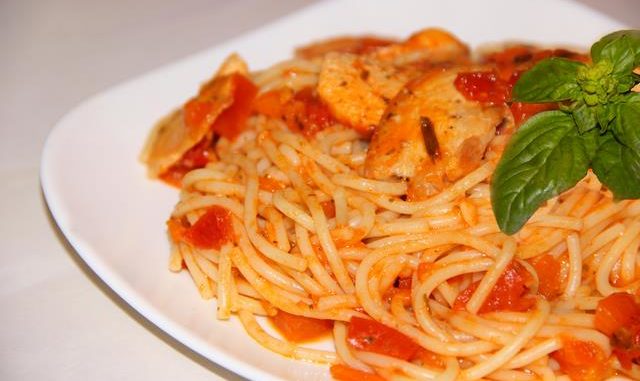 Спагетти с курицей в томатном соусе Спагетти с курицей в томатном соусе