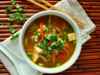 Суп-лапша с курицей и шпинатом