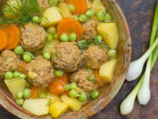 Суп с зеленым горошком и фрикадельками