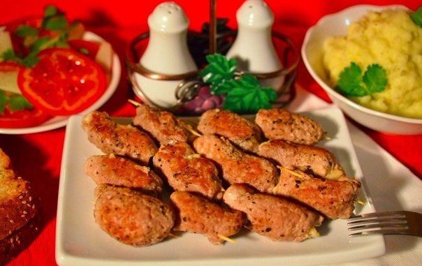 Свиные рулетики с сыром и чесноком Свиные рулетики с сыром и чесноком