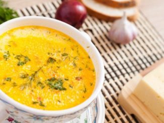 Сырный суп с копчеными колбасками