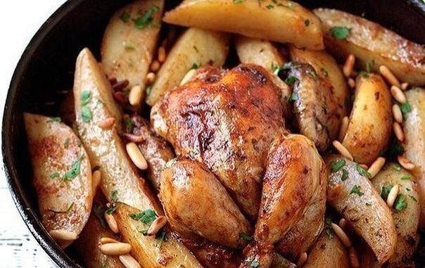 Цыпленок, запеченный с картофелем Цыпленок, запеченный с картофелем