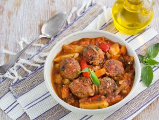 Тефтели из курицы, тушенные с овощами
