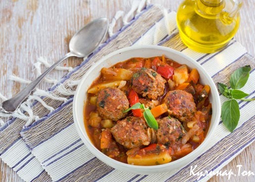 Тефтели из курицы, тушенные с овощами Тефтели из курицы, тушенные с овощами