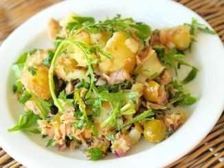 Теплый салат с картофелем и рукколой