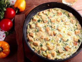 Яичница с кабачками и хлебом