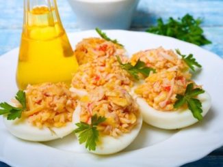 Яйца, фаршированные сыром и крабовыми палочками